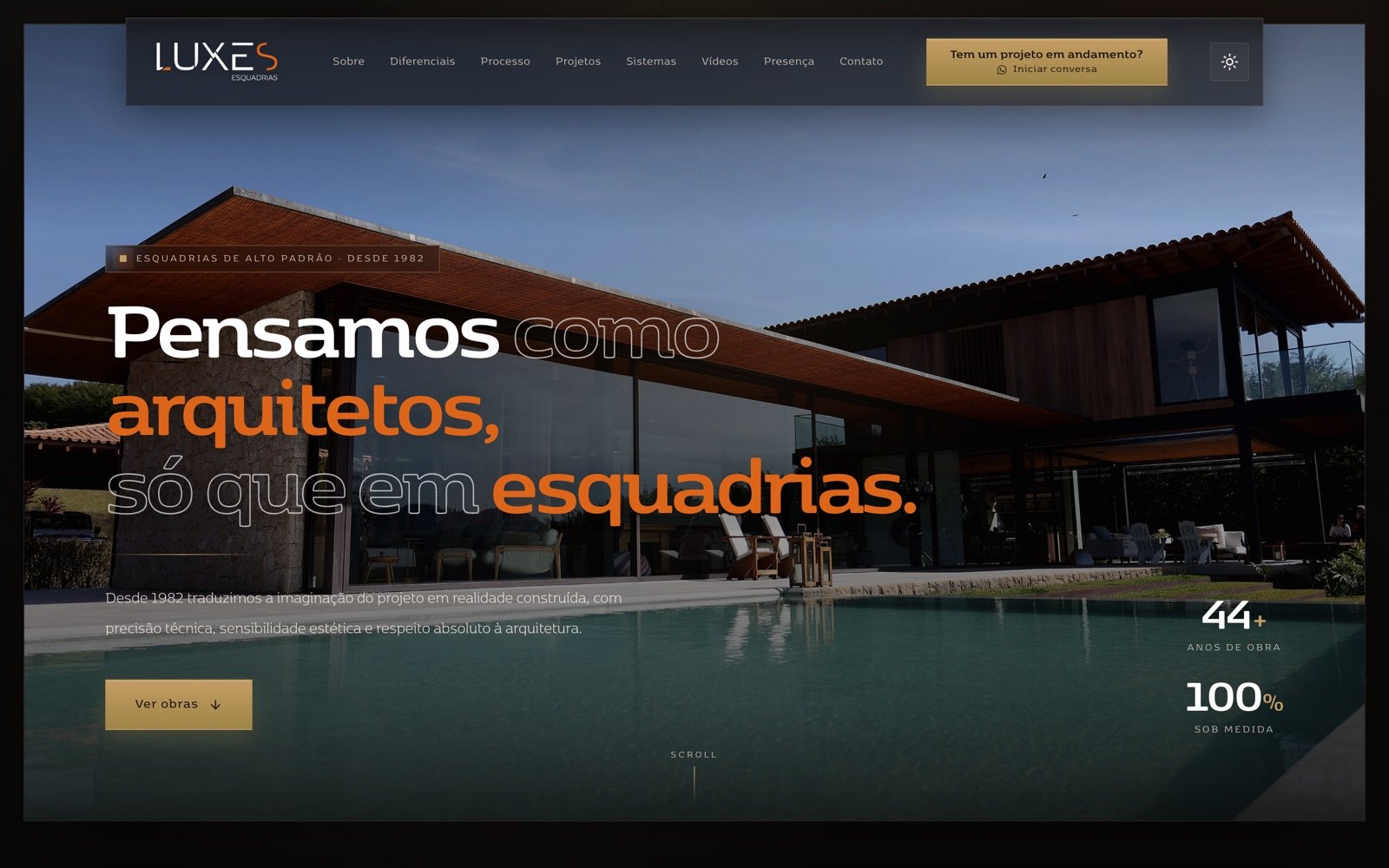 Página inicial do site da Luxes Esquadrias: casa de vidro com piscina ao entardecer e a headline 'Pensamos como arquitetos, só que em esquadrias'